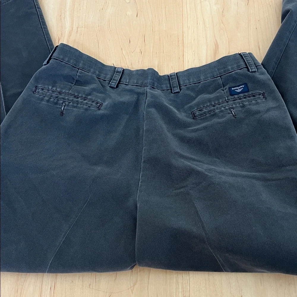 Dockers Men's Straight Pleated Chinos in Dark Gray